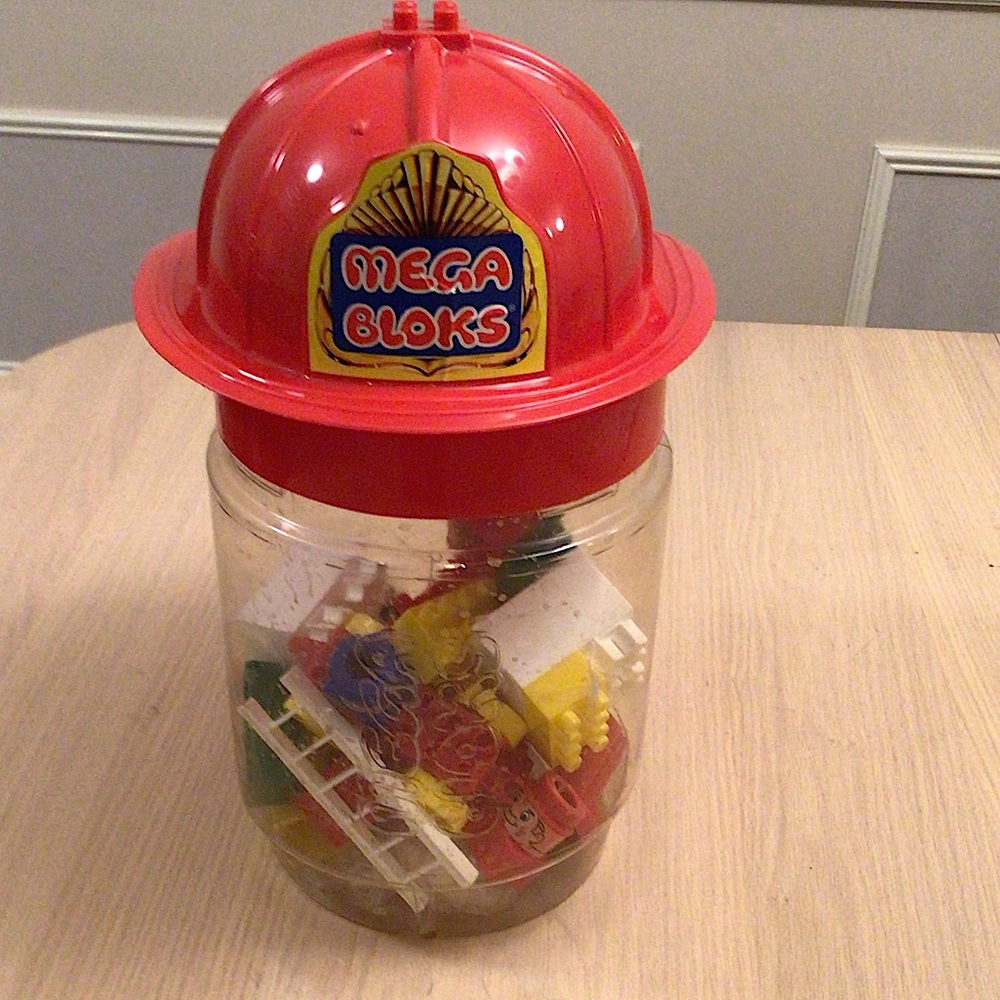 ⬇️PD⬇️🛍️2for$30🛍️Vintage 1990’s megabloks with container and wearable megabloks